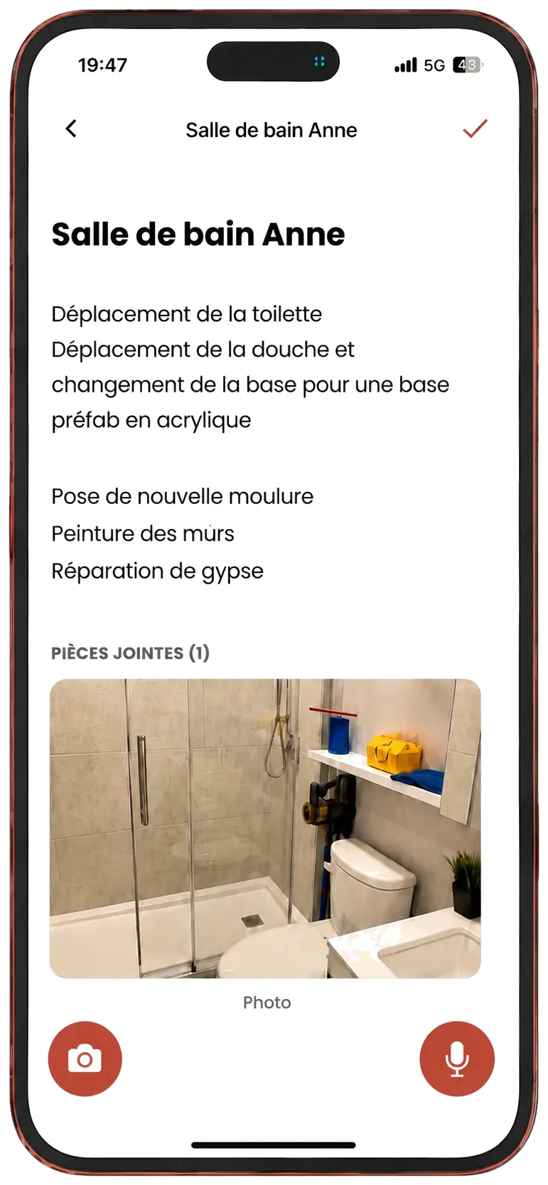 Fiche « Salle de bain Anne » dans l'application mobile Soumio, avec les travaux notés et une photo du chantier en pièce jointe.